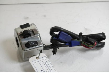 Framsidan på Styrelreglage från en Kawasaki VN 900 -2008 motorcykel.