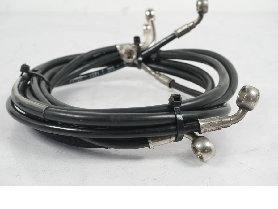 Snett nerifrån på Bromsledning från en MV Agusta Dragster -2014 motorcykel.