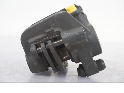 Snett uppifrån på <p>Bromsok höger fram från Honda CB 600 Homet - 03, Nissin 2-kolv.</p>

<p>Repa finns se bild.</p> motorcykel.