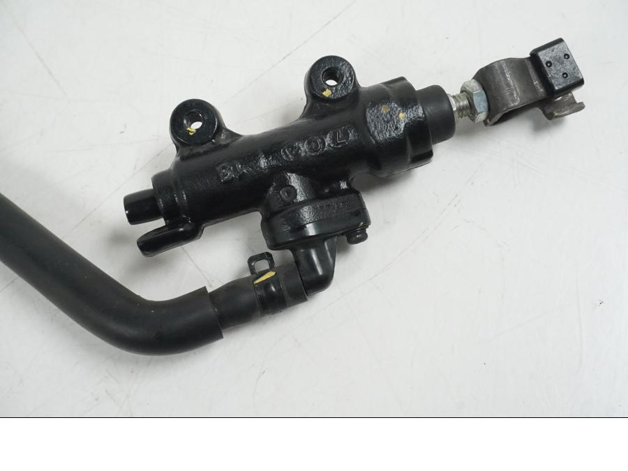 Snett nerifrån på Bromshuvudcylinder från en Honda CB 650 F Hornet -2017 motorcykel.