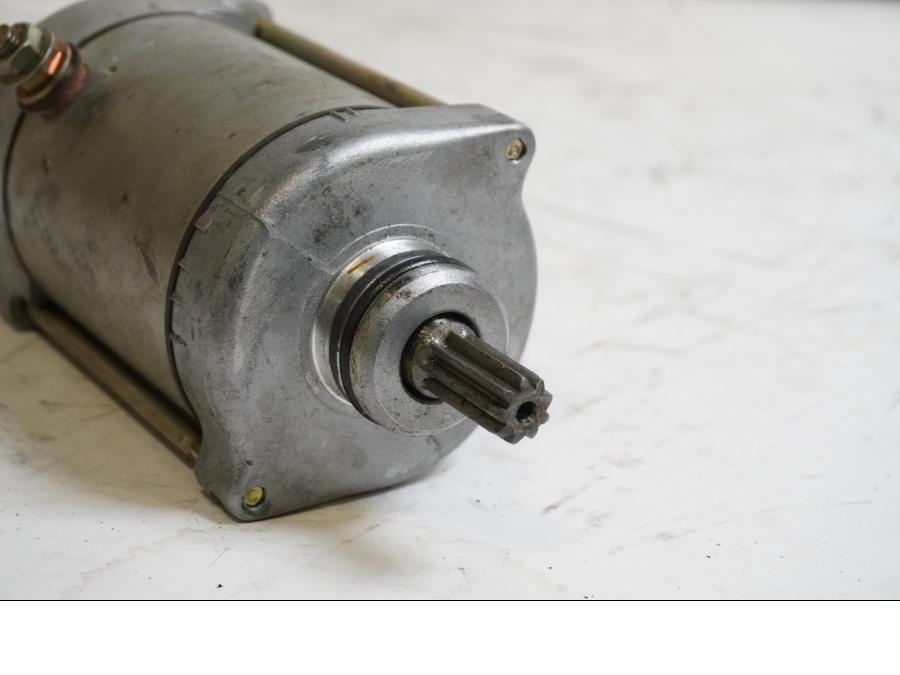 Baksidan på Startmotor från en Honda CB 900 F Hornet -2002 motorcykel.