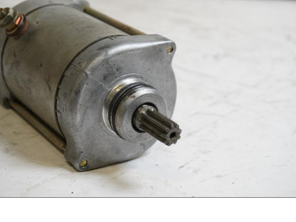 Baksidan på Startmotor från en Honda CB 900 F Hornet -2002 motorcykel.