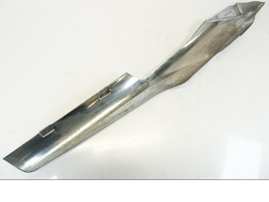 Snett nerifrån på Ljuddämpardekor från en BMW K 1200 LT -2004 motorcykel.