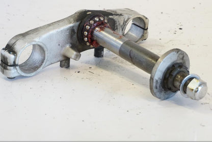 Snett nerifrån på Gaffelkrona från en Yamaha YZF 1000 R -1997 motorcykel.