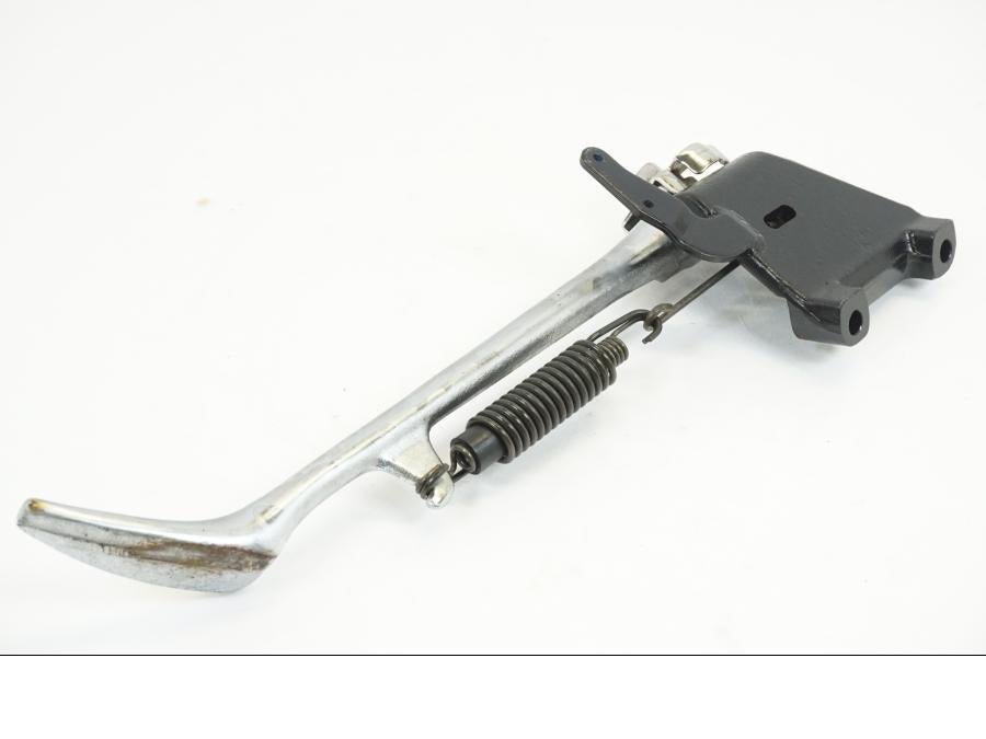 Snett uppifrån på Sidostöd från en Yamaha XVS 1100 -2001 motorcykel.