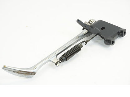 Snett uppifrån på Sidostöd från en Yamaha XVS 1100 -2001 motorcykel.