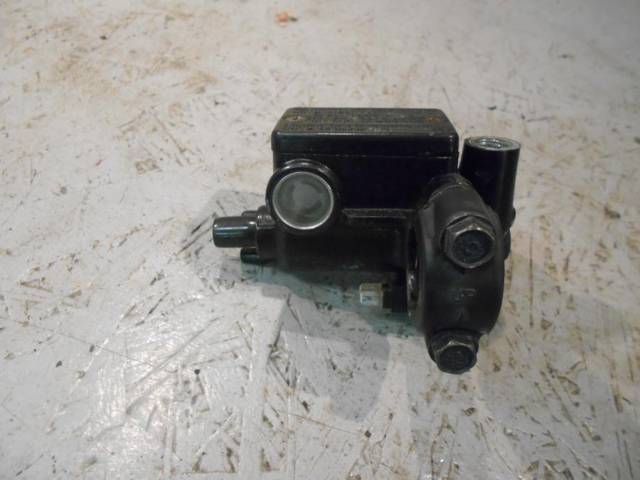 Framsidan på Bromshuvudcylinder från en Honda CBR 125 R -2007 motorcykel.