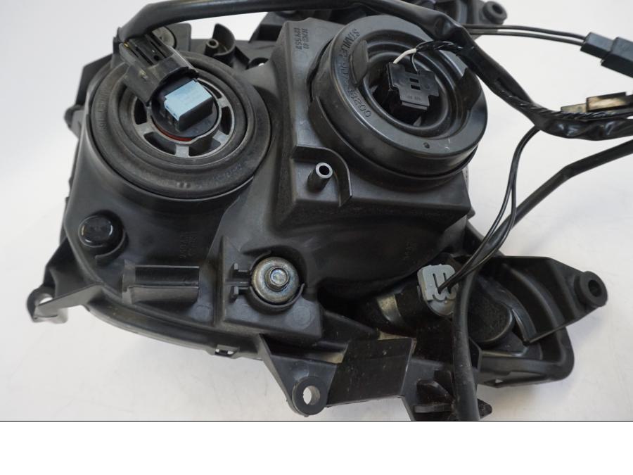 Snett nerifrån på Strålkastare från en Suzuki GSX 1300 R -2017 motorcykel.