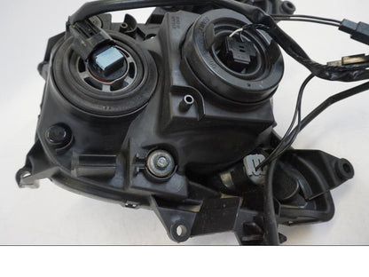 Snett nerifrån på Strålkastare från en Suzuki GSX 1300 R -2017 motorcykel.