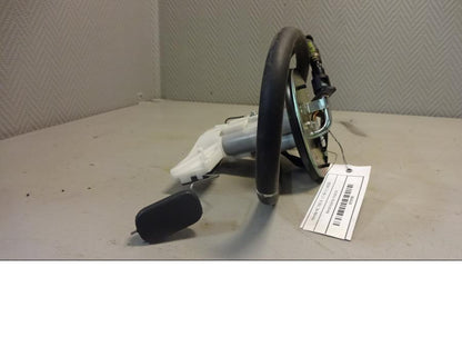 Vänster sida på Bensinpump insprut från en Honda NC 750 S -2017 motorcykel.