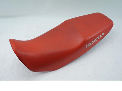 Baksidan på Sadel från en Honda XR 125 -2004 motorcykel.