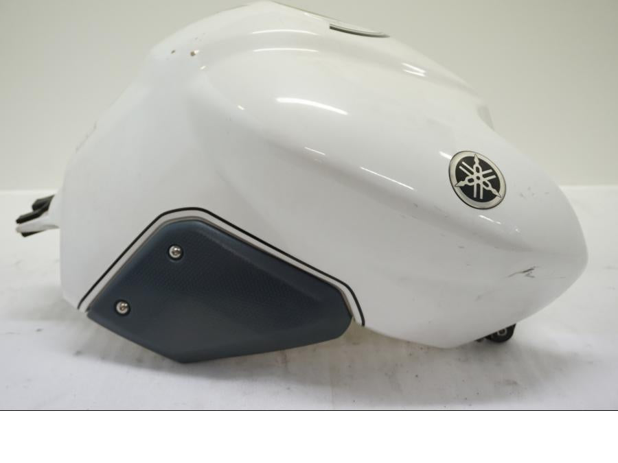 Framsidan på Bensintank från en Yamaha MT-03 -2007 motorcykel.