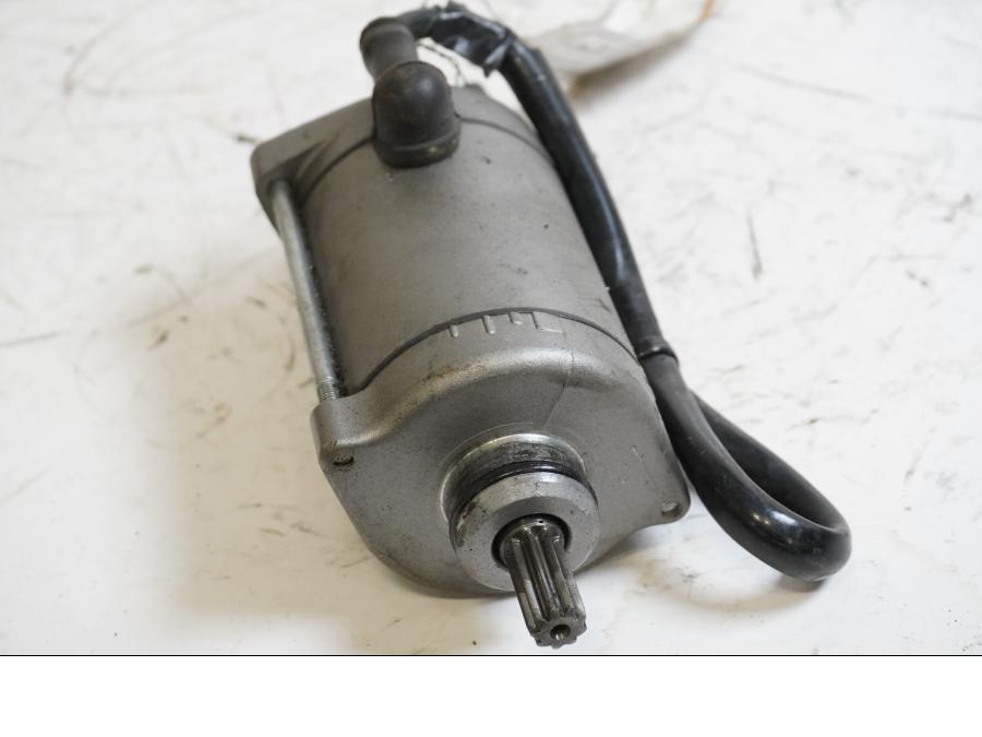 Framsidan på Startmotor från en Honda CB 1300 F -2004 motorcykel.