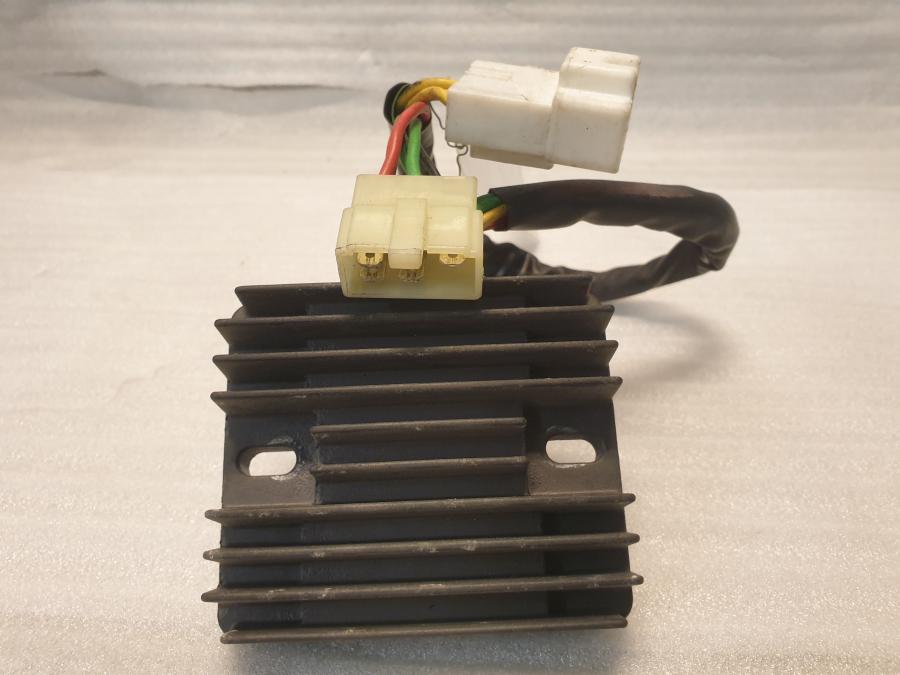 Framsidan på Likriktare från en Honda CBR 900 RR -2003 motorcykel.