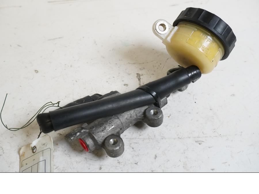 Framsidan på Bromshuvudcylinder från en Honda CBR 900 RR -1999 motorcykel.