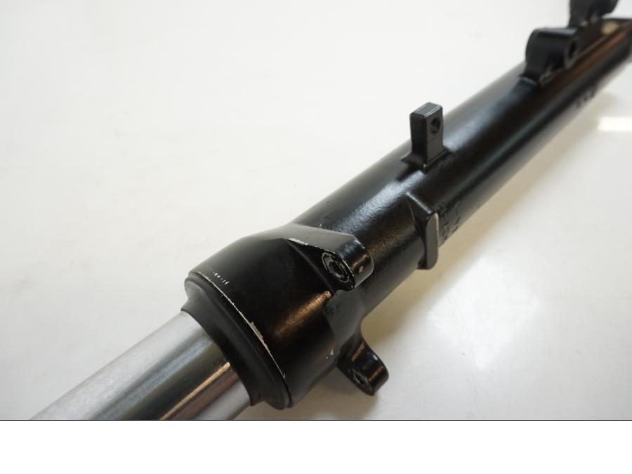 Snett nerifrån på Gaffelben från en Suzuki GSX 600 F -1998 motorcykel.