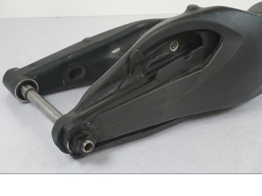 Baksidan på Sving från en KTM 1290 Super Duke R -2018 motorcykel.