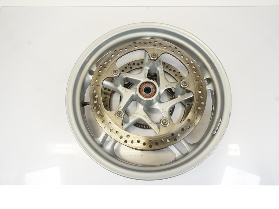 Framsidan på Hjulpaket från en BMW R 1150 RS -2003 motorcykel.