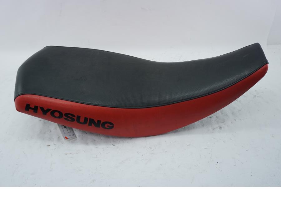 Baksidan på Sadel från en Hyosung TE 450 -2008 motorcykel.