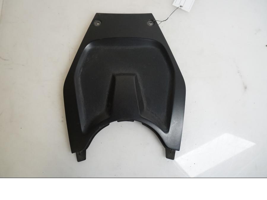 Baksidan på Batterikåpa från en BMW K 1200 S -2007 motorcykel.