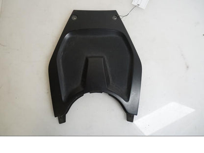 Baksidan på Batterikåpa från en BMW K 1200 S -2007 motorcykel.