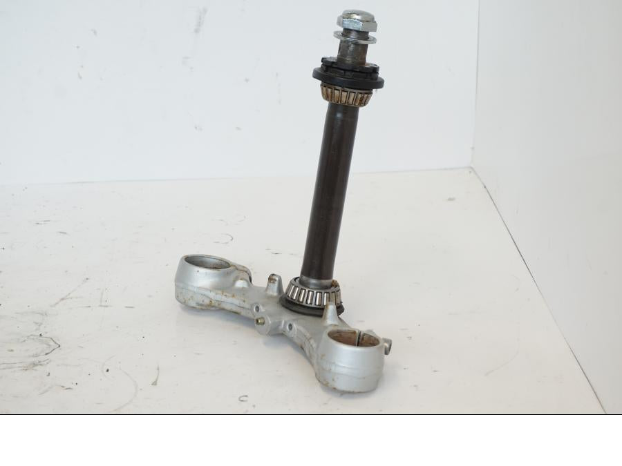 Baksidan på Gaffelkrona från en Kawasaki ZR-7 -2001 motorcykel.