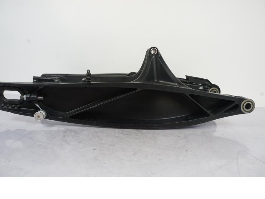 Snett nerifrån på Sving från en KTM 790 Duke -2019 motorcykel.