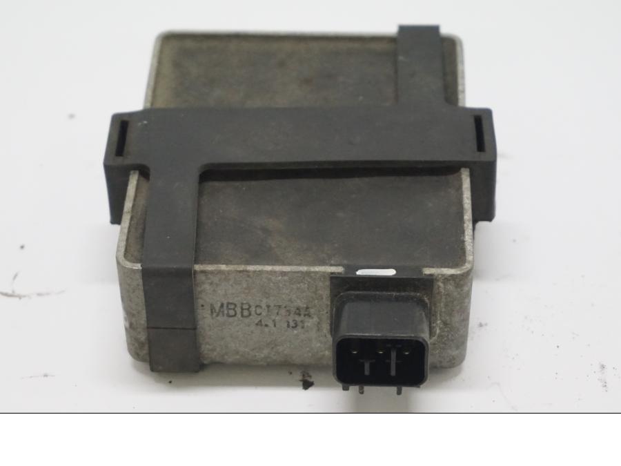 Framsidan på CDI / ECU från en Honda VTR 1000 F -2005 motorcykel.