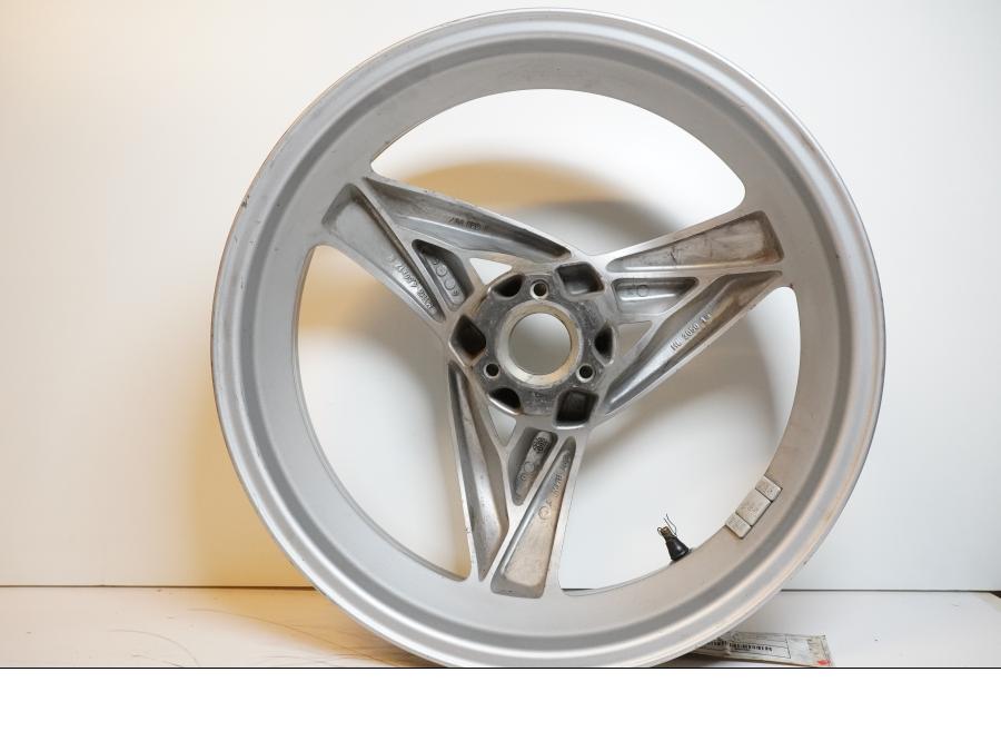 Snett nerifrån på Fälg från en BMW F 650 CS -2002 motorcykel.