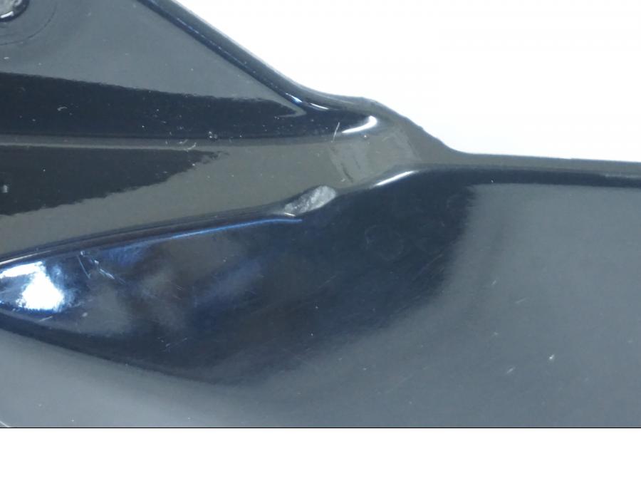 Snett uppifrån på Bensintankskåpa från en Yamaha YZF 1000 R1 -2002 motorcykel.