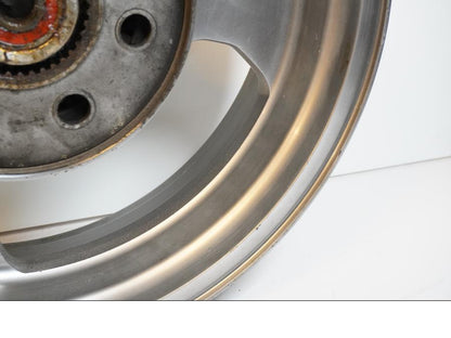 Extrabild6 på Fälg från en Kawasaki VN 1600 Mean Streak -2004 motorcykel.