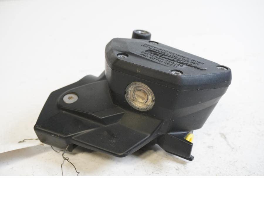 Framsidan på Bromshuvudcylinder från en BMW R 1200 GSA -2014 motorcykel.