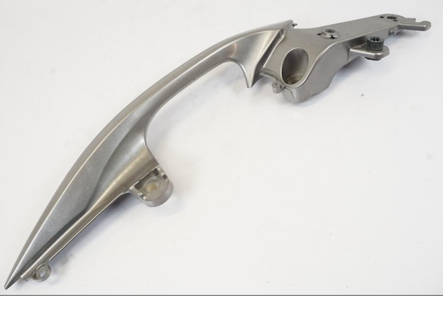 Snett uppifrån på Passagerarhandtag från en Honda NT 700 -2008 motorcykel.