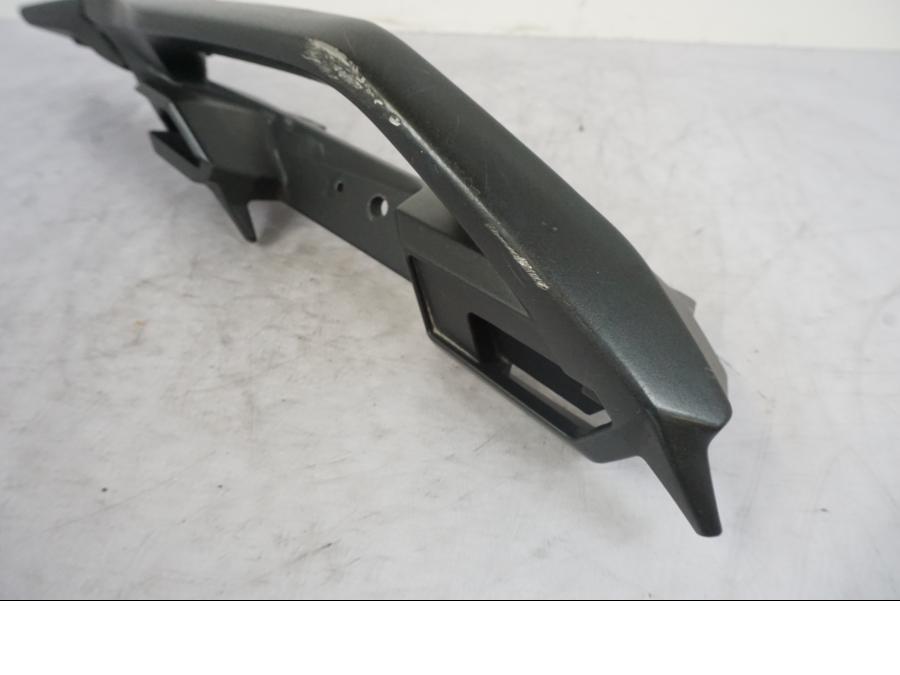 Baksidan på Passagerarhandtag från en Kawasaki Versys 650 -2014 motorcykel.