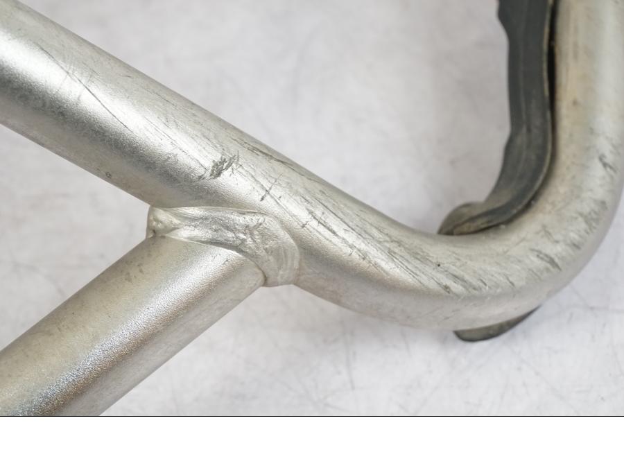 Snett uppifrån på Motorskyddsbåge från en BMW R 1250 GSA -2024 motorcykel.