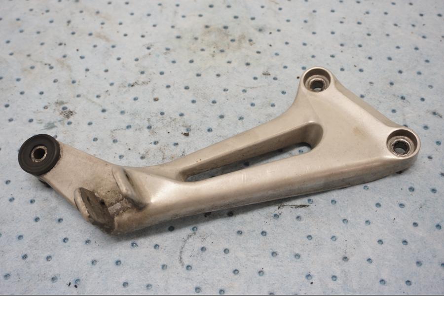 Framsidan på Fotpinnefäste från en Honda VTR 1000 F -1997 motorcykel.