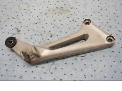 Framsidan på Fotpinnefäste från en Honda VTR 1000 F -1997 motorcykel.