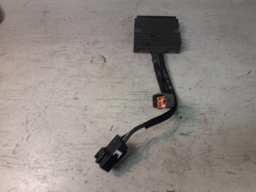 Baksidan på Likriktare från en Kawasaki ZX-6R -2008 motorcykel.