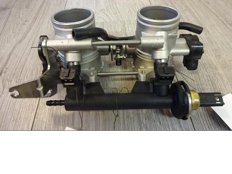 Höger sida på Spjällhus från en BMW F 800 GT -2015 motorcykel.