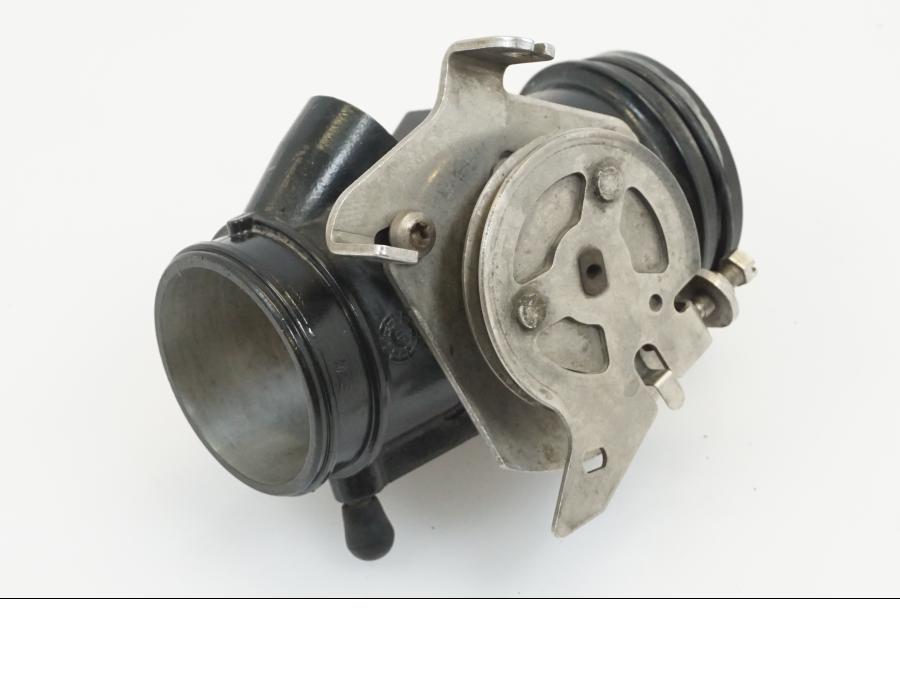 Vänster sida på Spjällhus från en BMW R 1150 R -2002 motorcykel.