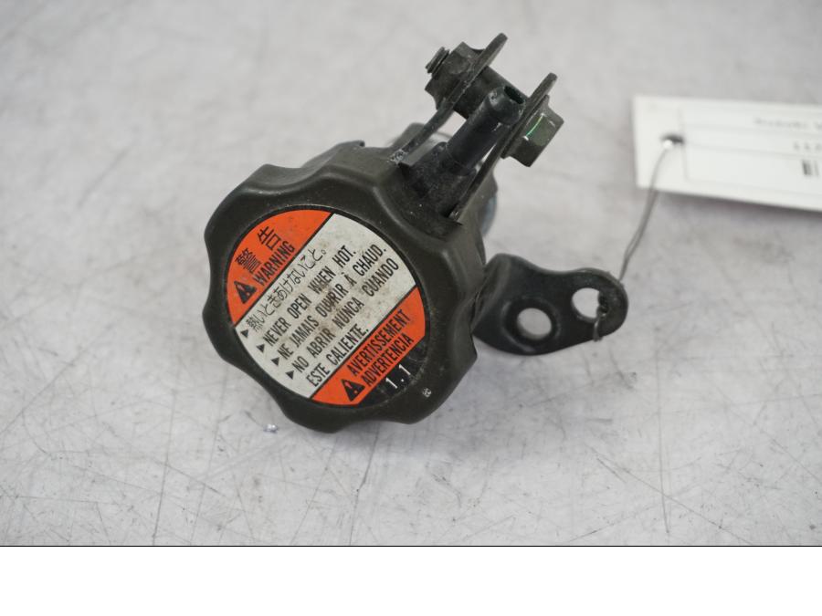 Framsidan på Vattenpåfyllning från en Suzuki VZ 800 -2000 motorcykel.