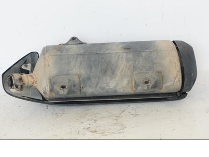 Snett nerifrån på Ljuddämpare från en Honda SH 300 A -2011 scooter.