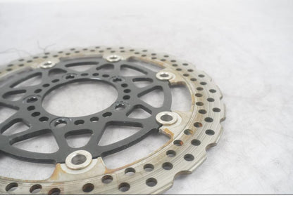 Baksidan på Bromsskiva från en Kawasaki Versys 650 -2007 motorcykel.