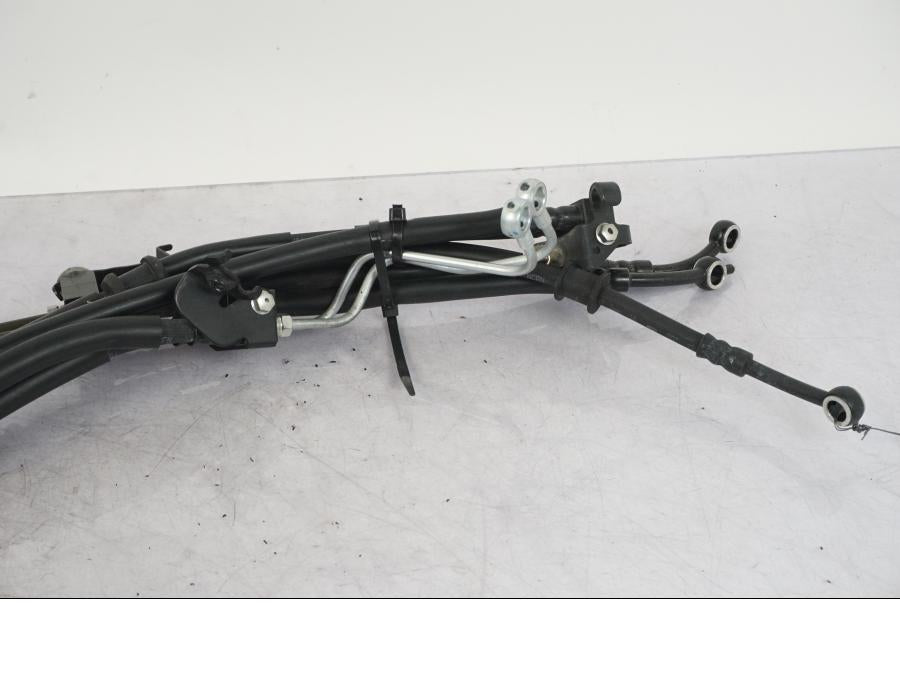 Snett uppifrån på Bromsledning från en Yamaha MT-09 SP -2018 motorcykel.