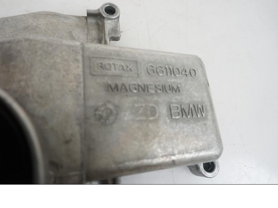 Vänster sida på Oljetank från en BMW F 800 GS -2009 motorcykel.