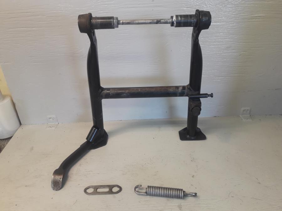 Baksidan på Centralstöd från en BMW R 1150 GS -2003 motorcykel.