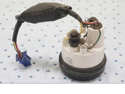 Baksidan på Temperaturmätare från en Triumph Tiger -2001 motorcykel.