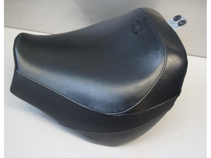 Baksidan på Sadel från en Suzuki VZ 800 -2009 motorcykel.