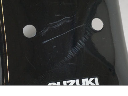 Snett nerifrån på <p>Bakskärm från Suzuki VL 800 2007.</p>

<p>Två sprickor i bakkant, repor och mindre slitage av lack finns se bilder.</p> motorcykel.