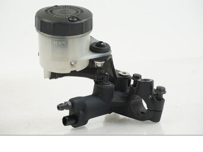 Snett uppifrån på Bromshuvudcylinder från en Aprilia Tuono V4R -2011 motorcykel.